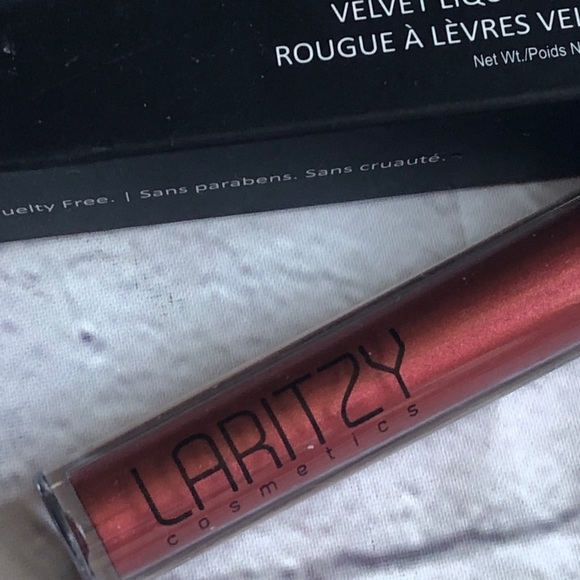 Laritzy Velvet Liquid Lipstick in color Legend New! - Picture 4 of 9